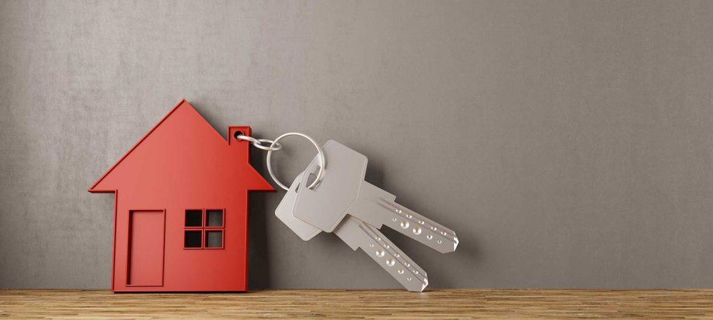 Llaves de una casa donde tiene un llavero de una casa de color rojo