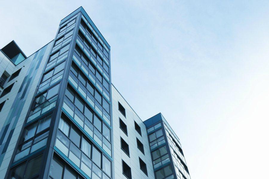 Edificio alto de rascacielos con bloques de pisos