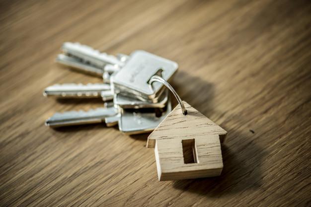 Llaves con llavero de una casa