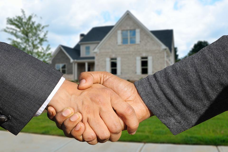 Apretón de manos entre cliente y representante inmobiliario