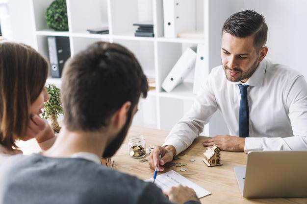 Representante inmobiliario explicando al cliente los pasos que tiene que seguir para la venta de su inmueble