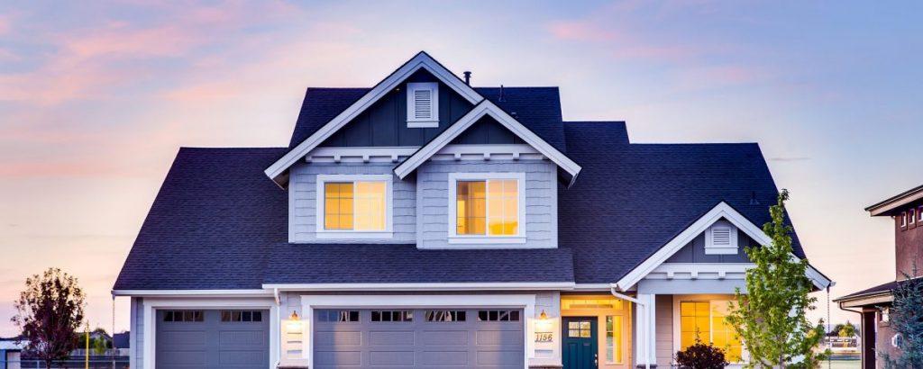 Vivienda recién reformada y construida en las afueras de una ciudad