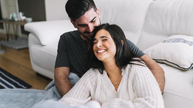 Pareja feliz recién independizada en su nueva casa en un entorno tranquilo y agradable