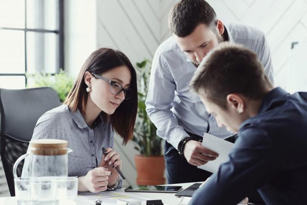 Agente inmobiliario tomando en cuenta las necesidades de sus clientes