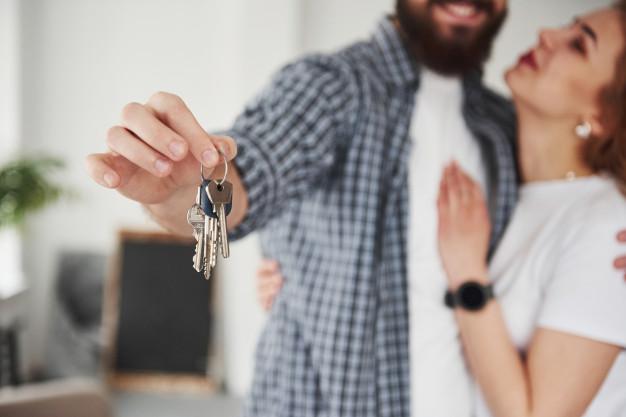 Pareja Feliz por tener las llaves de su nueva casa