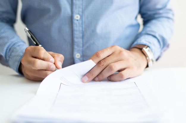 Persona firmando un contrato de arras