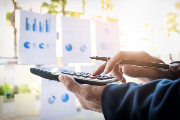 Persona calculando el presupuesto de la hipoteca de una casa