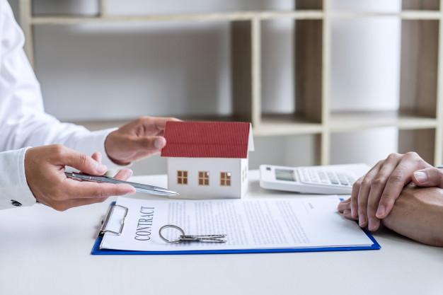 Representante inmobiliario asesorando a cliente para firmar el contrato de arras