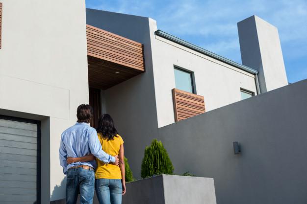 Pareja observando inmueble puesto a la venta