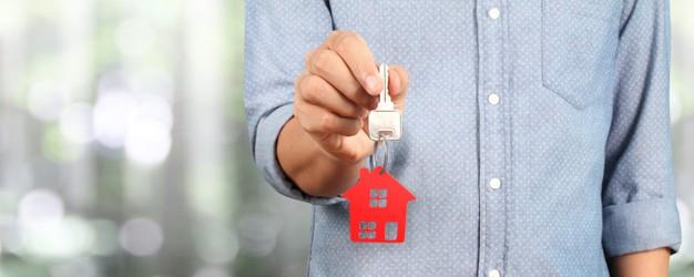 Persona sujetando llaves para la Venta Casas Sabadell