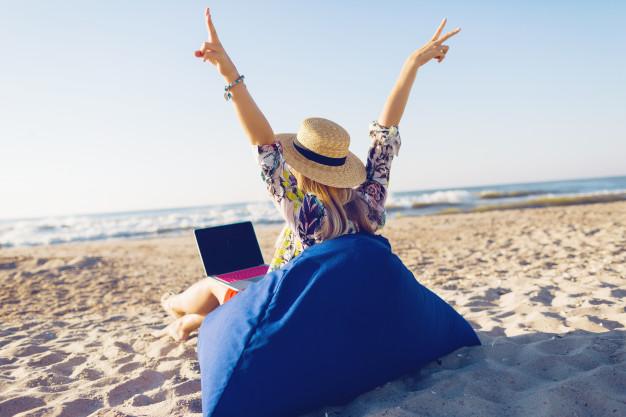 Persona libre con su piso a pie de playa