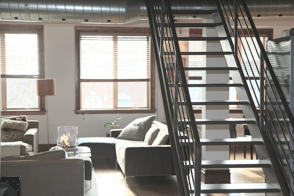 Casa moderna donde se puede apreciar una escalera que da acceso a la planta de arriba