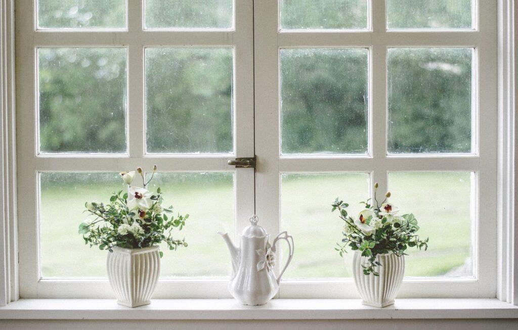 Ventanas de una casa con vidrios transparentes y resistentes con tres plantas para un mejor olor de la casa