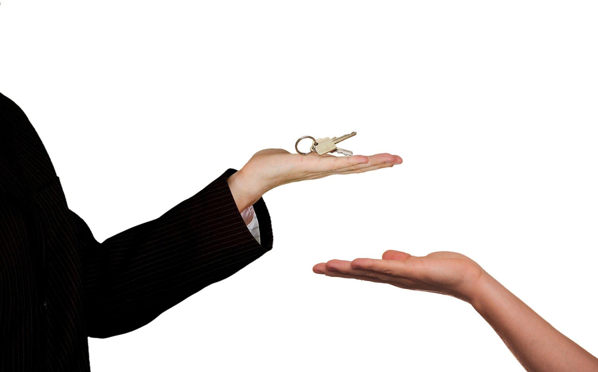 Persona sujetando llaves para la Venta Casas Sabadell