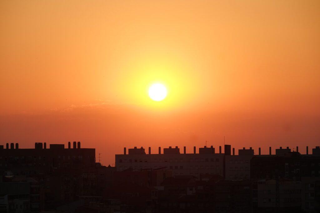 Edificios de pisos en un entorno soleado