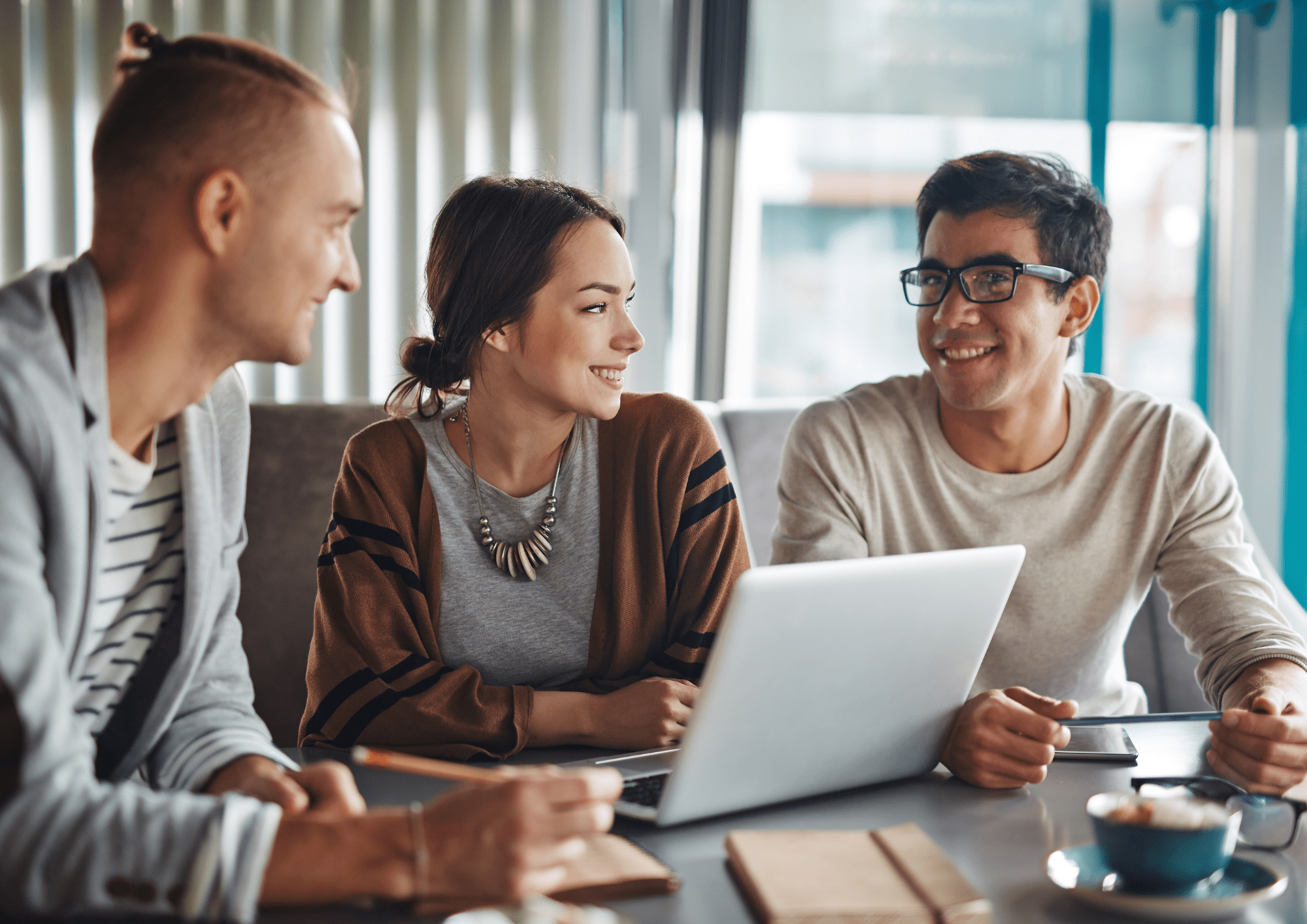 Inmobiliarias hablando con clientes mientras se negocia la venta