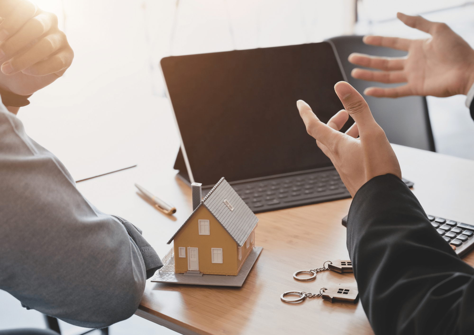 Agente inmobiliario explicando los documentos y el papeleo que se requiere hacer para la venta