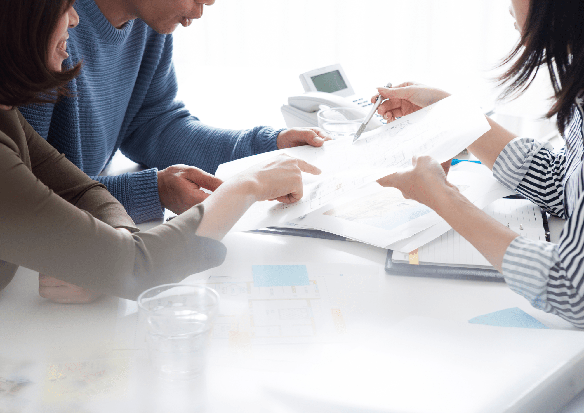 Clientes yendo a inmobiliaria de Sabadell