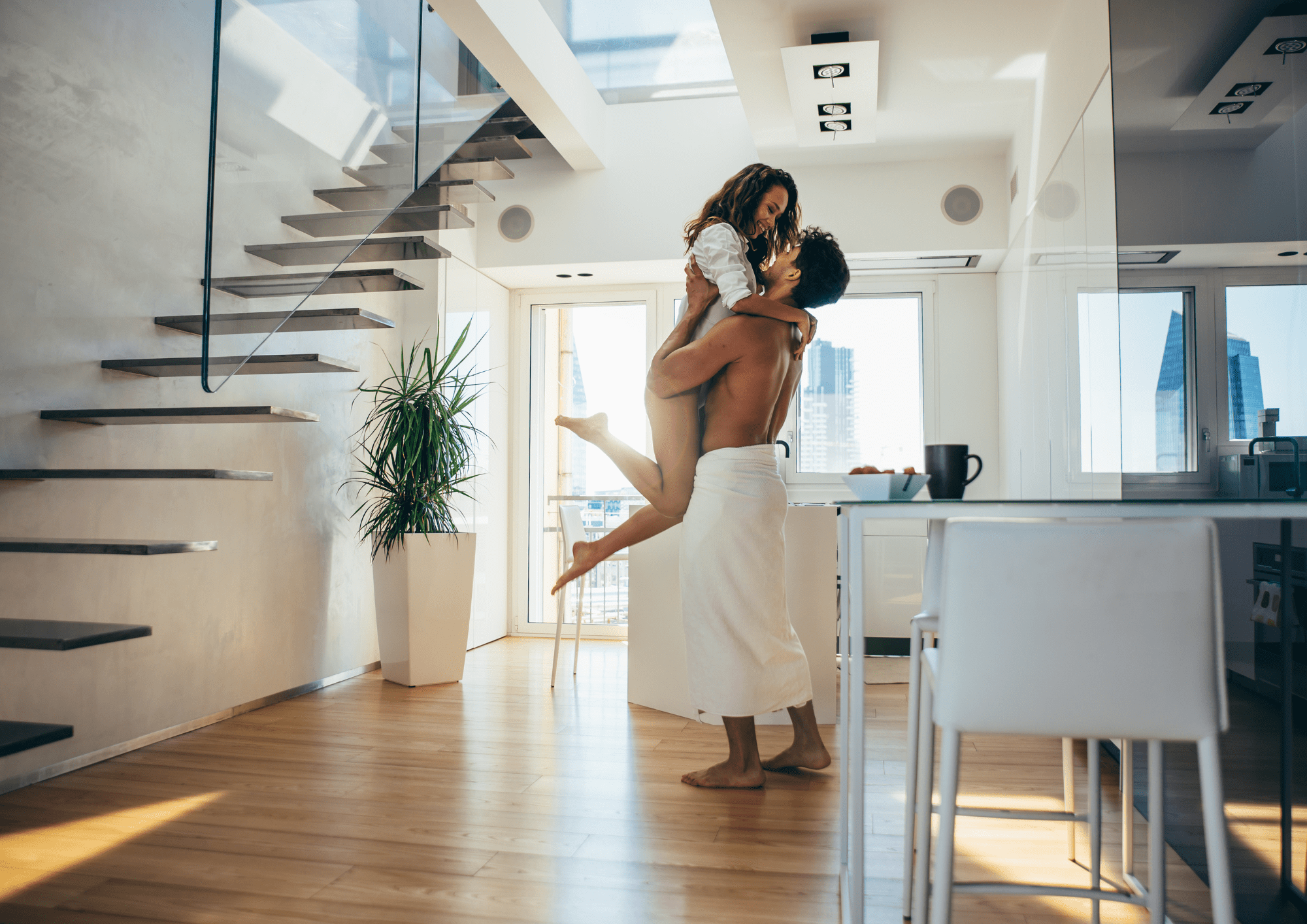 Pareja teniendo una convivencia plenamente feliz