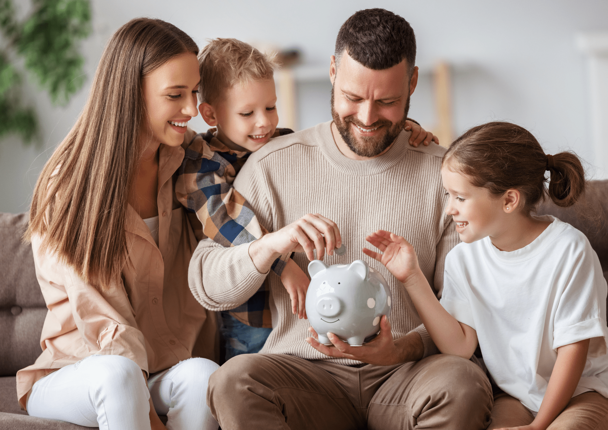 Familia ahorrando para la compra de su nuevo piso en Sabadell