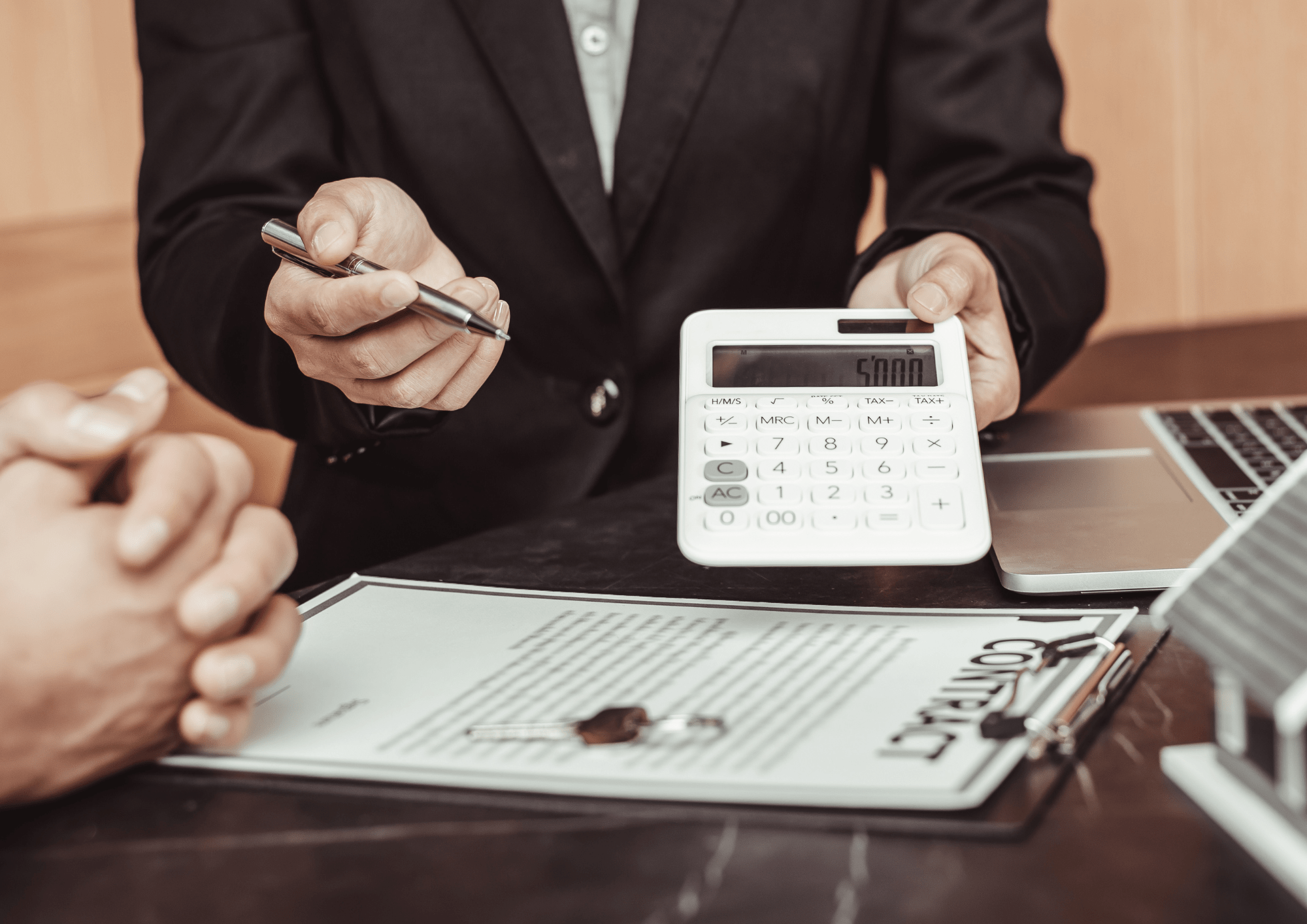 Agente inmobiliaria explicando precios, inconvenientes y beneficios de la compra de un piso