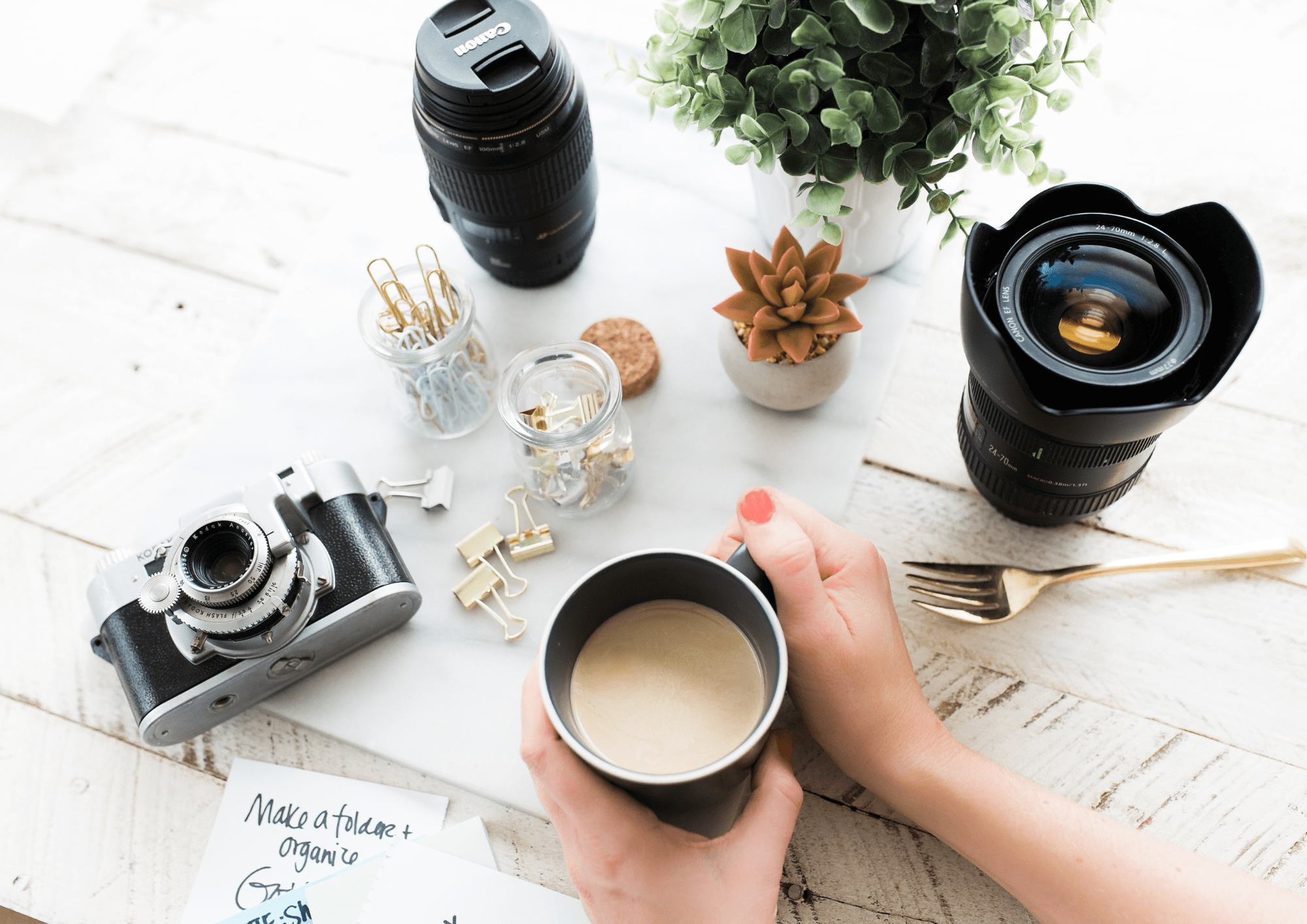 Cámara de fotografías preparada para fotografiar un piso en venta