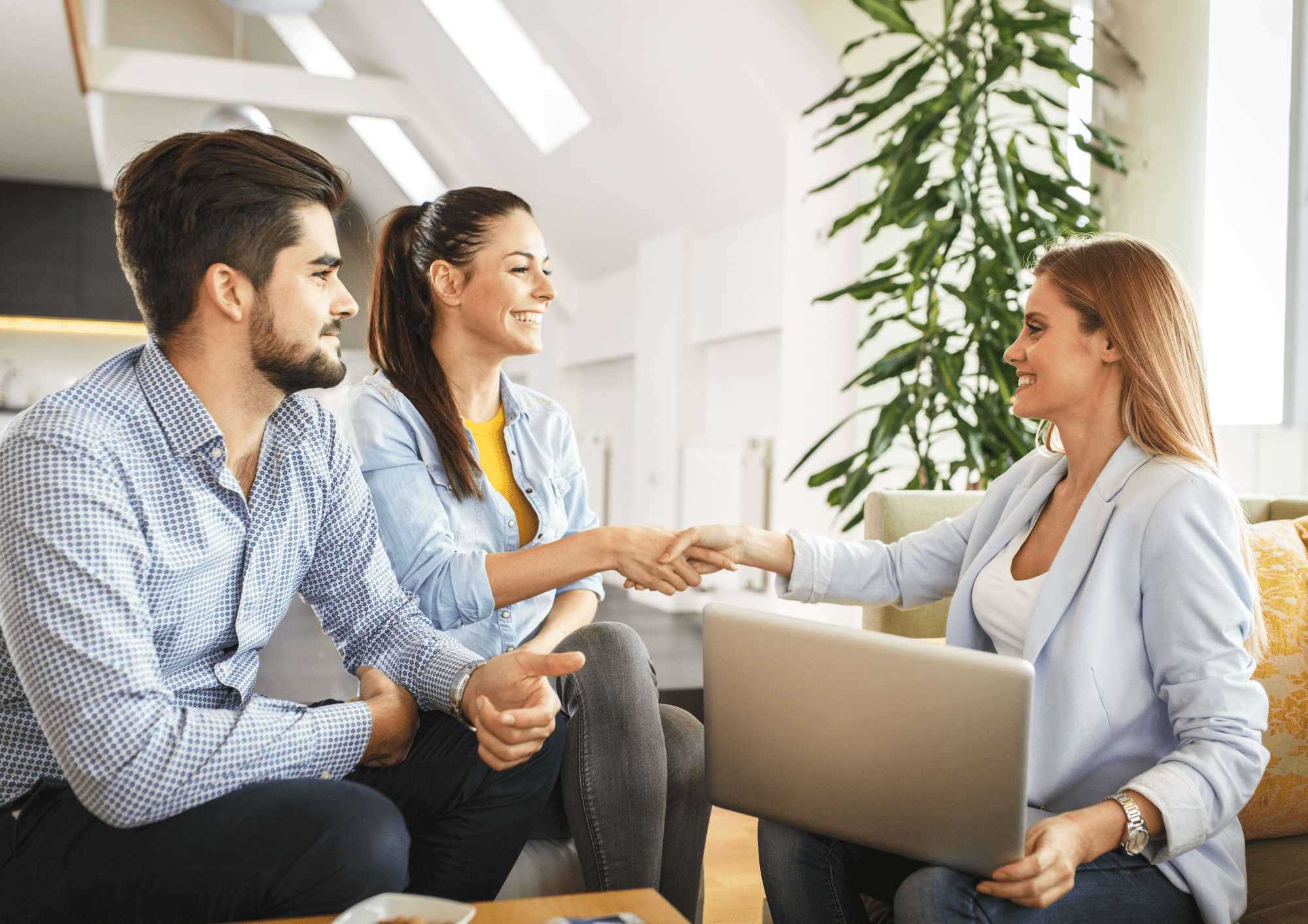 Agente inmobiliaria hablando con pareja que va en búsqueda de alquiler