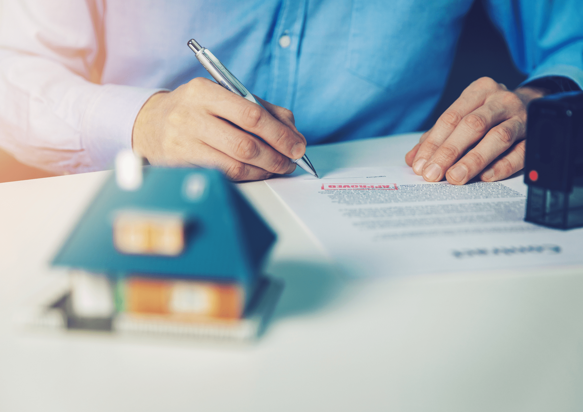 Firma de contrato de venta de pisos