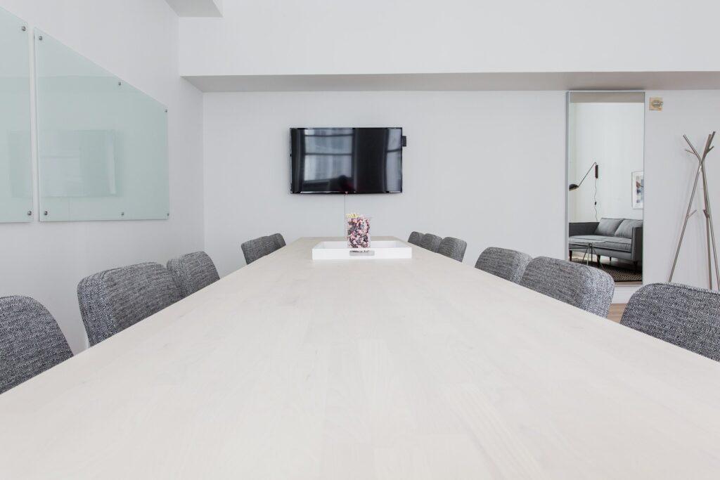Despacho de una inmobiliaria para reuniones