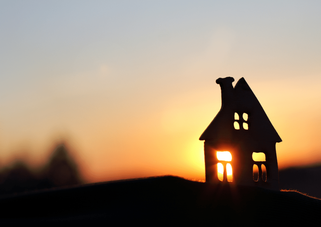 Casa en forma de maqueta expuesta al sol