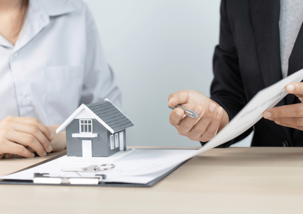 Representante Inmobiliario asesorando a cliente sobre las diferentes opciones de viviendas.