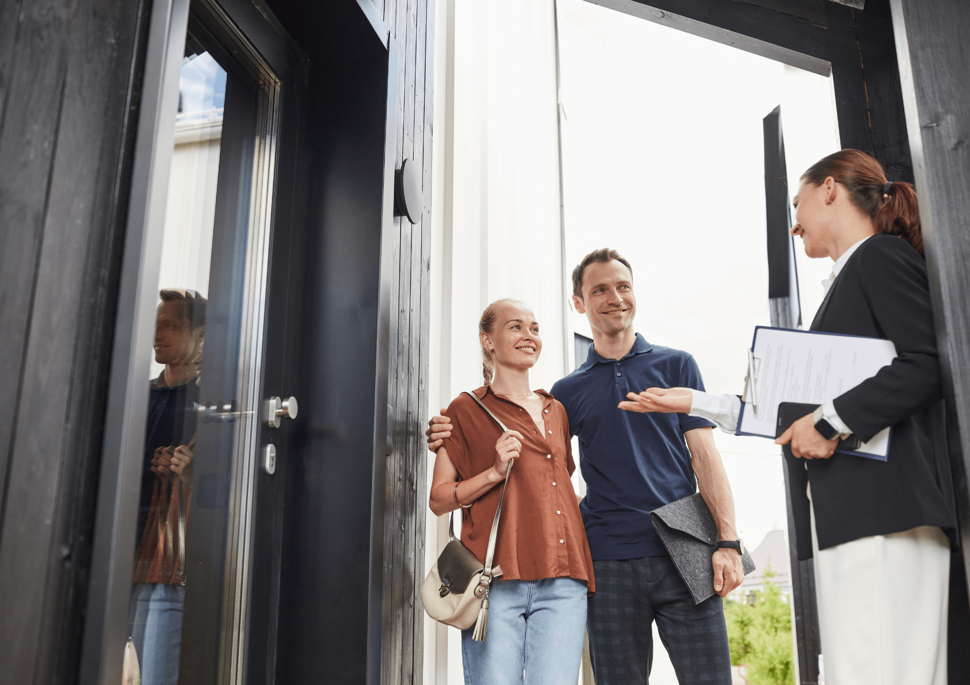 Agente inmobiliaria ayudando a clientes con el alquiler de su vivienda