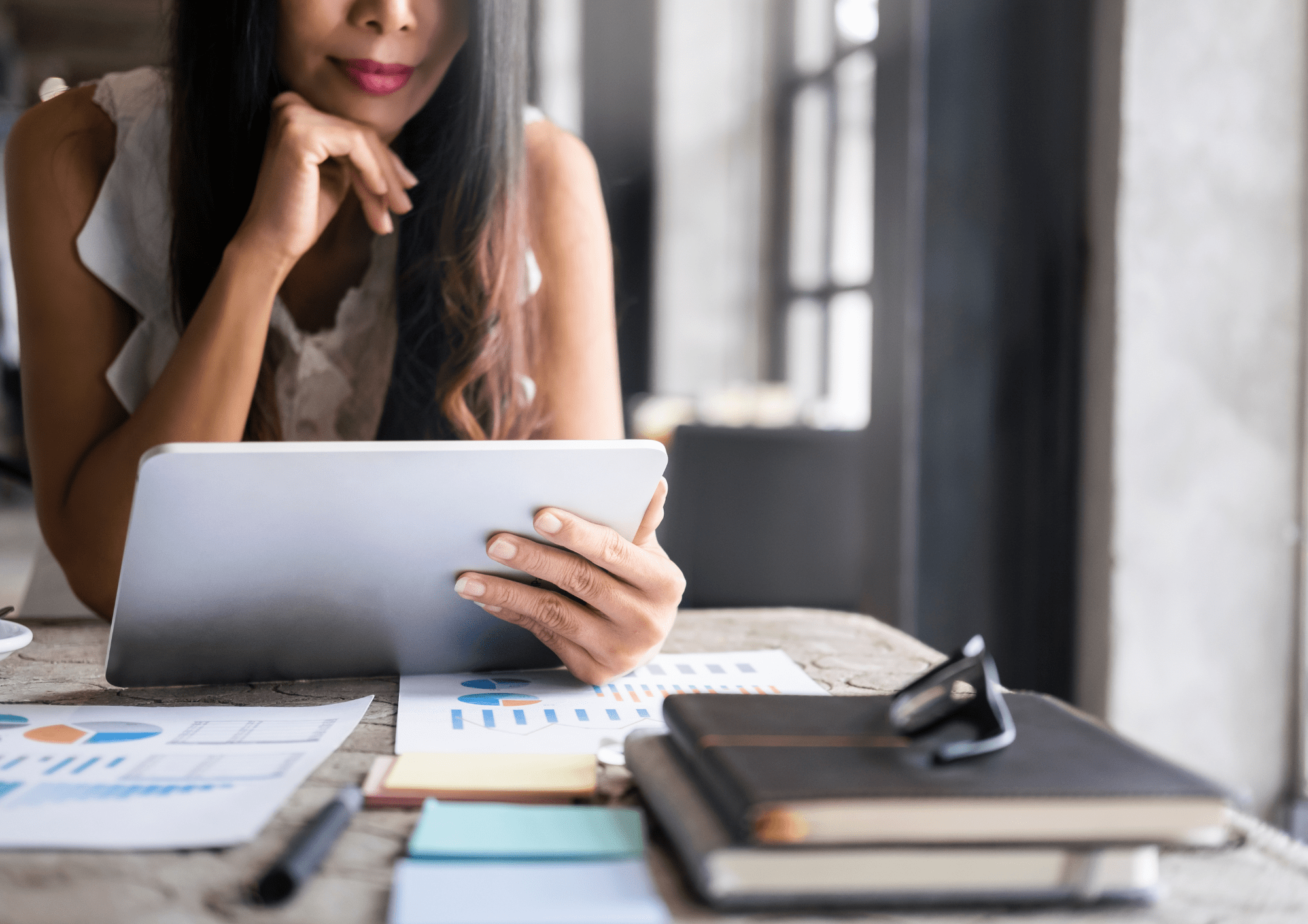Inmobiliaria dando consejos de inversión para venta de pisos