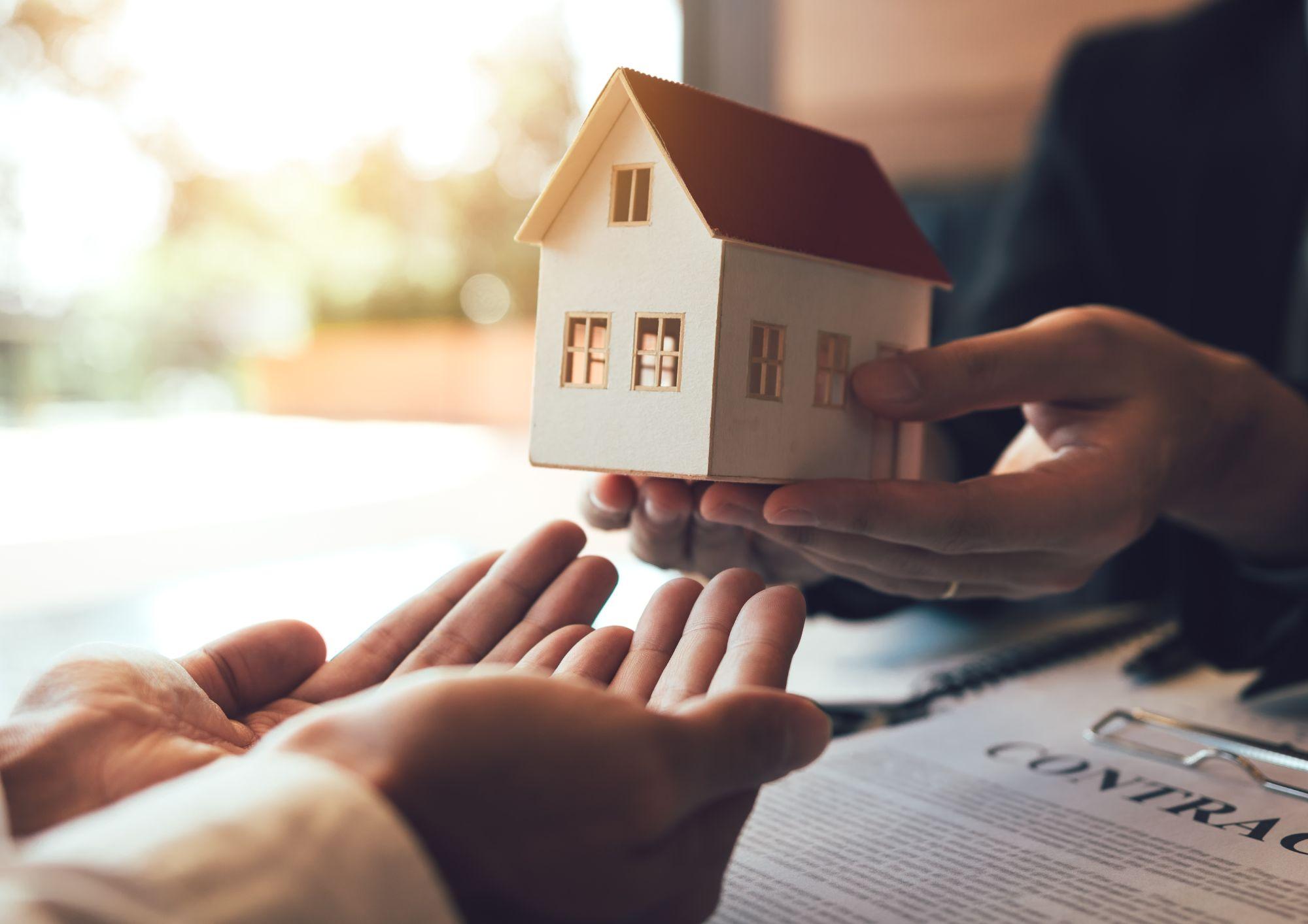 Inmobiliaria dando a cliente la casa de sus sueños