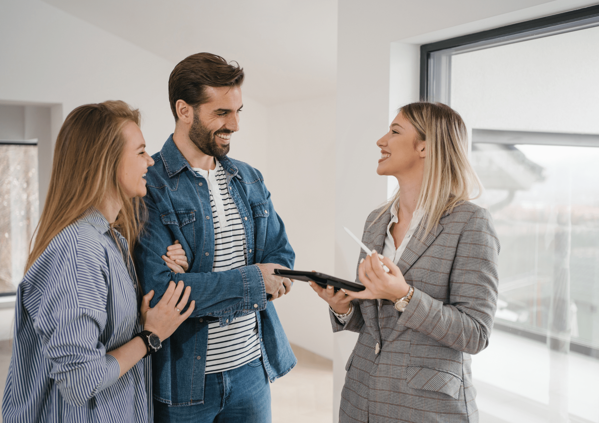 Agente inmobiliaria profesional tratando de dar información a sus compradores