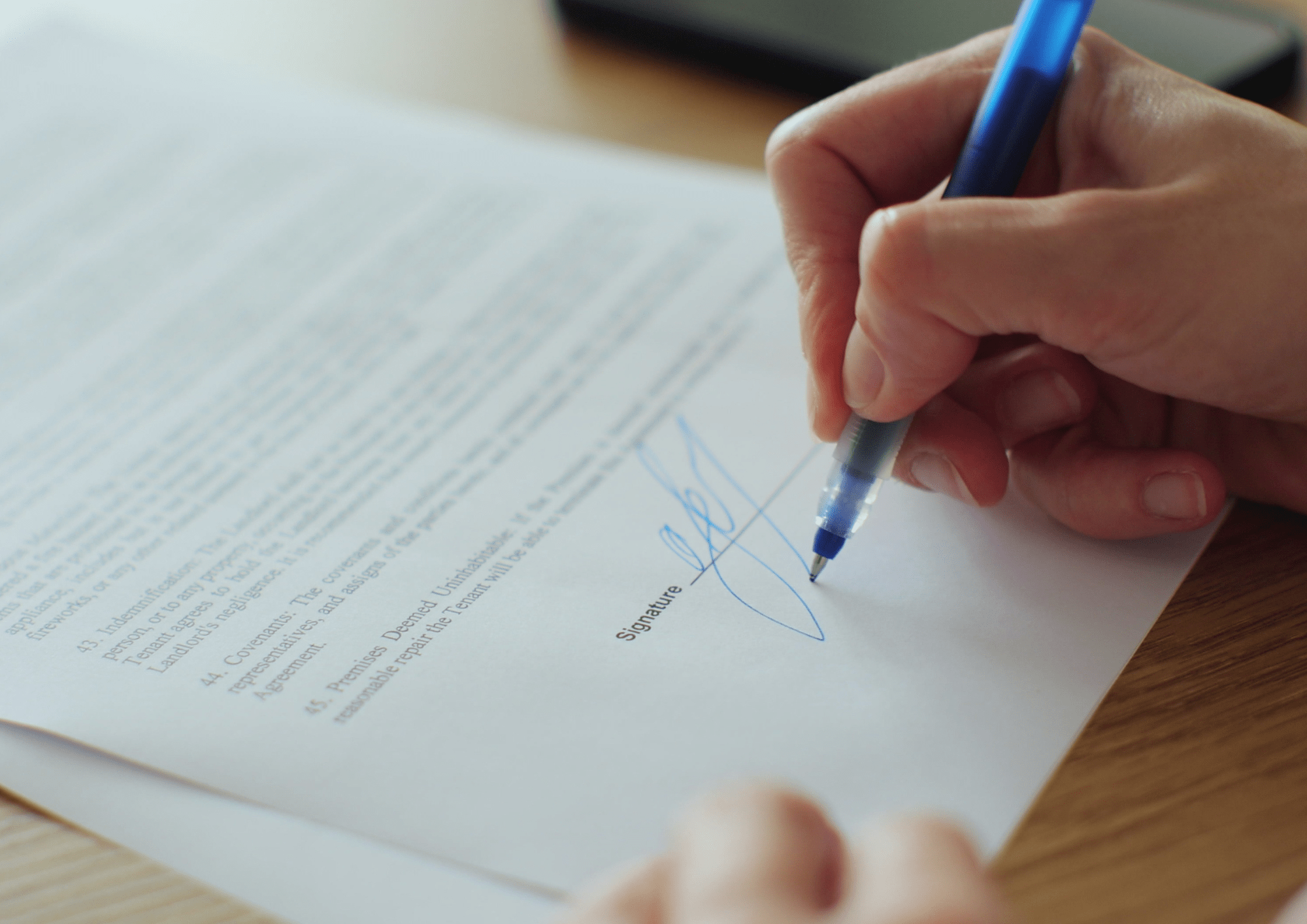 Contrato de arrendatarios firmado por inquilinos en Sabadell