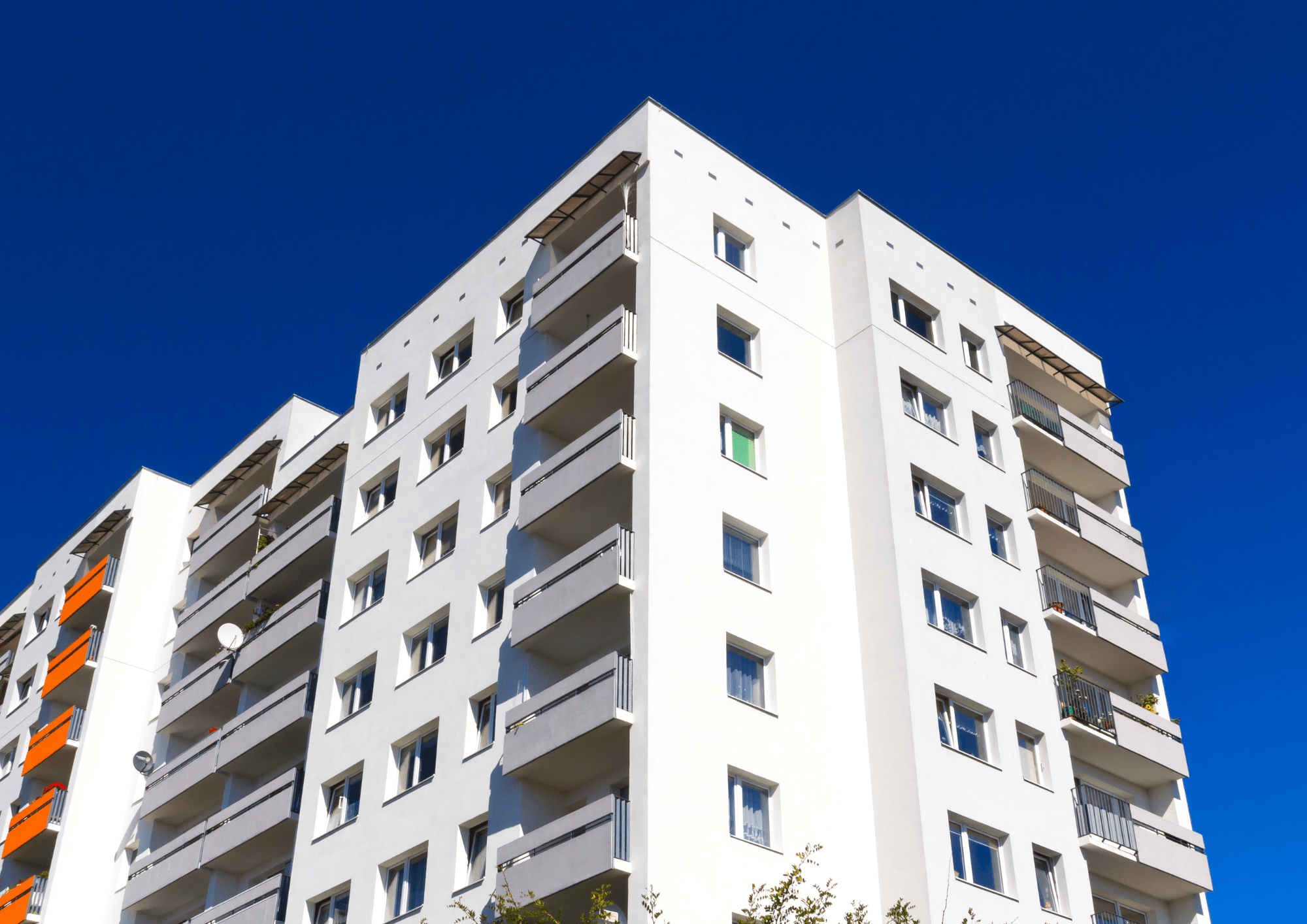 Bloque de pisos en Sabadell color blanco y balcón amplio
