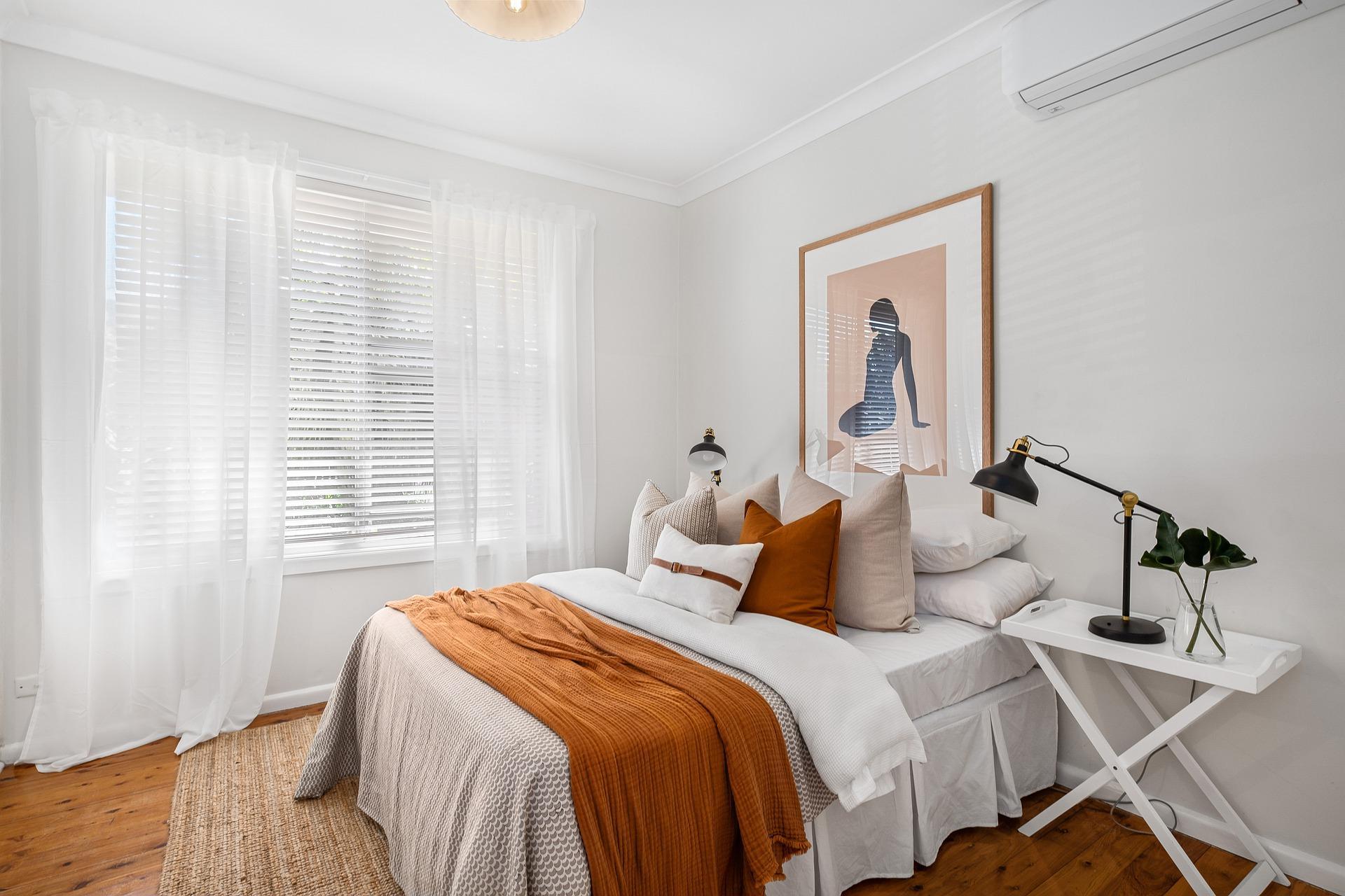 Cuarto recogido amueblado con cama bien vestida