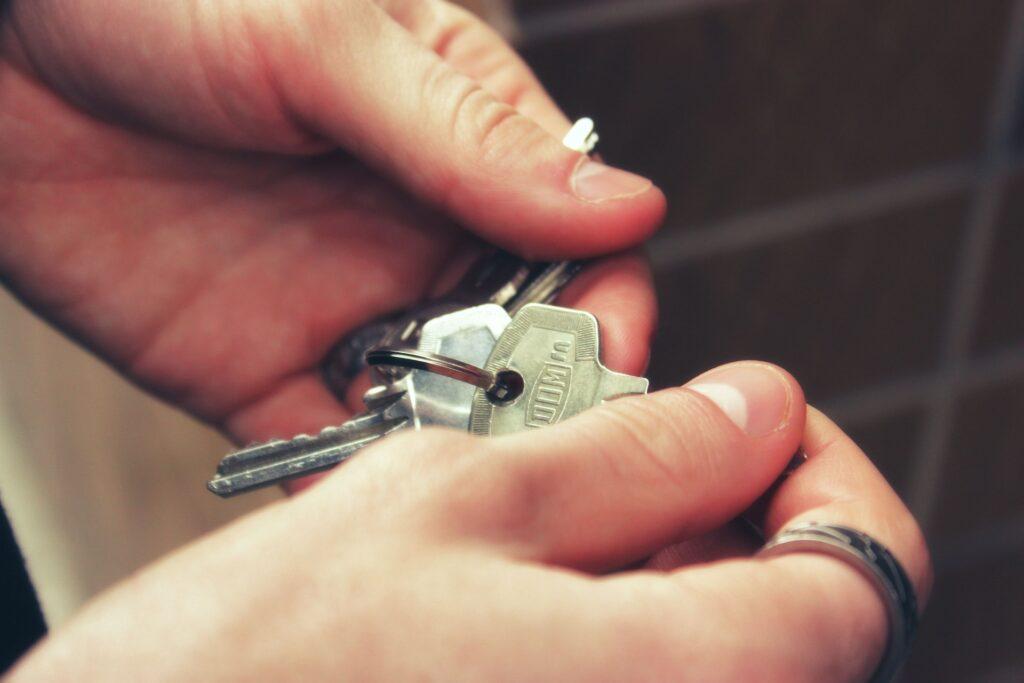 Persona sosteniendo unas llaves de una nueva vivienda