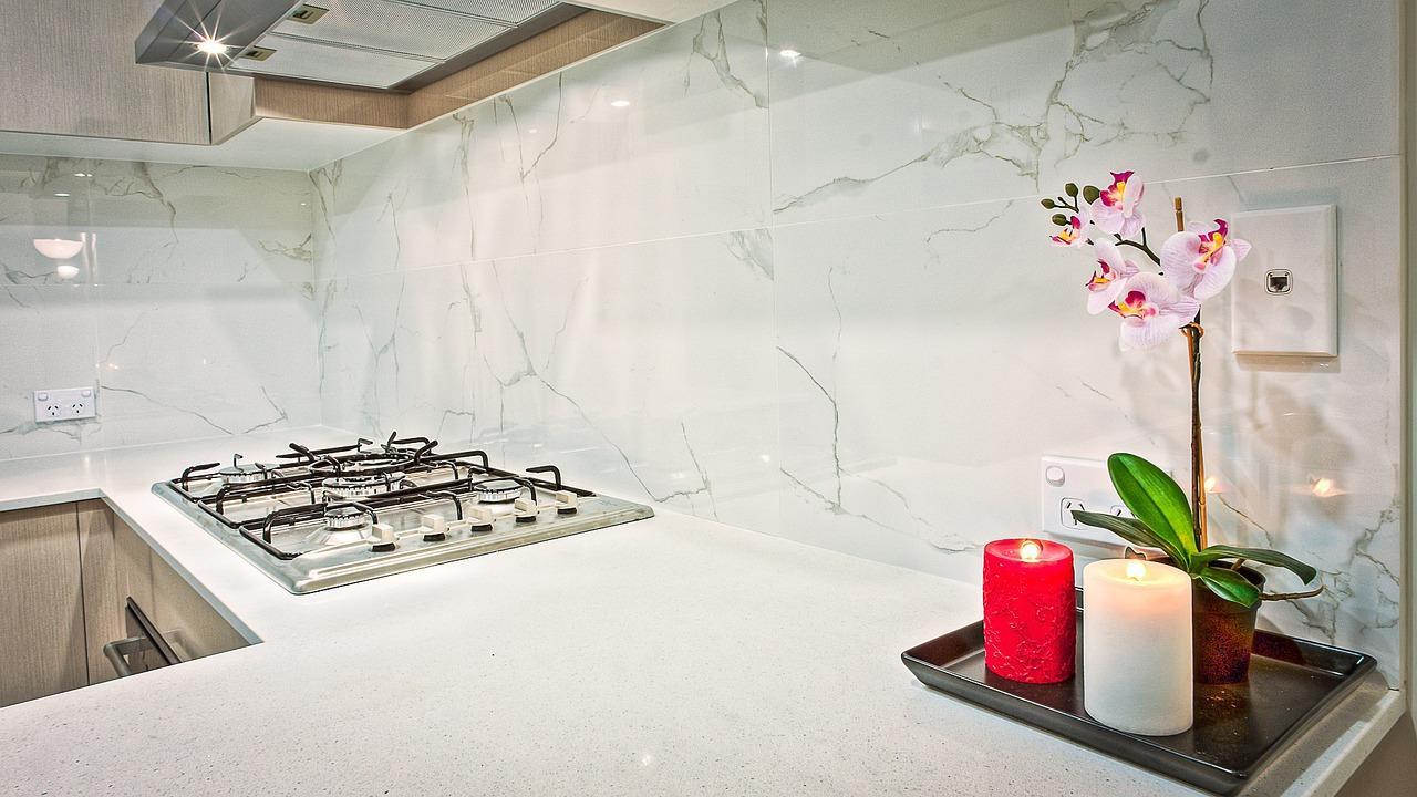 cocina de vivienda en Sabadell blanca y ordenada