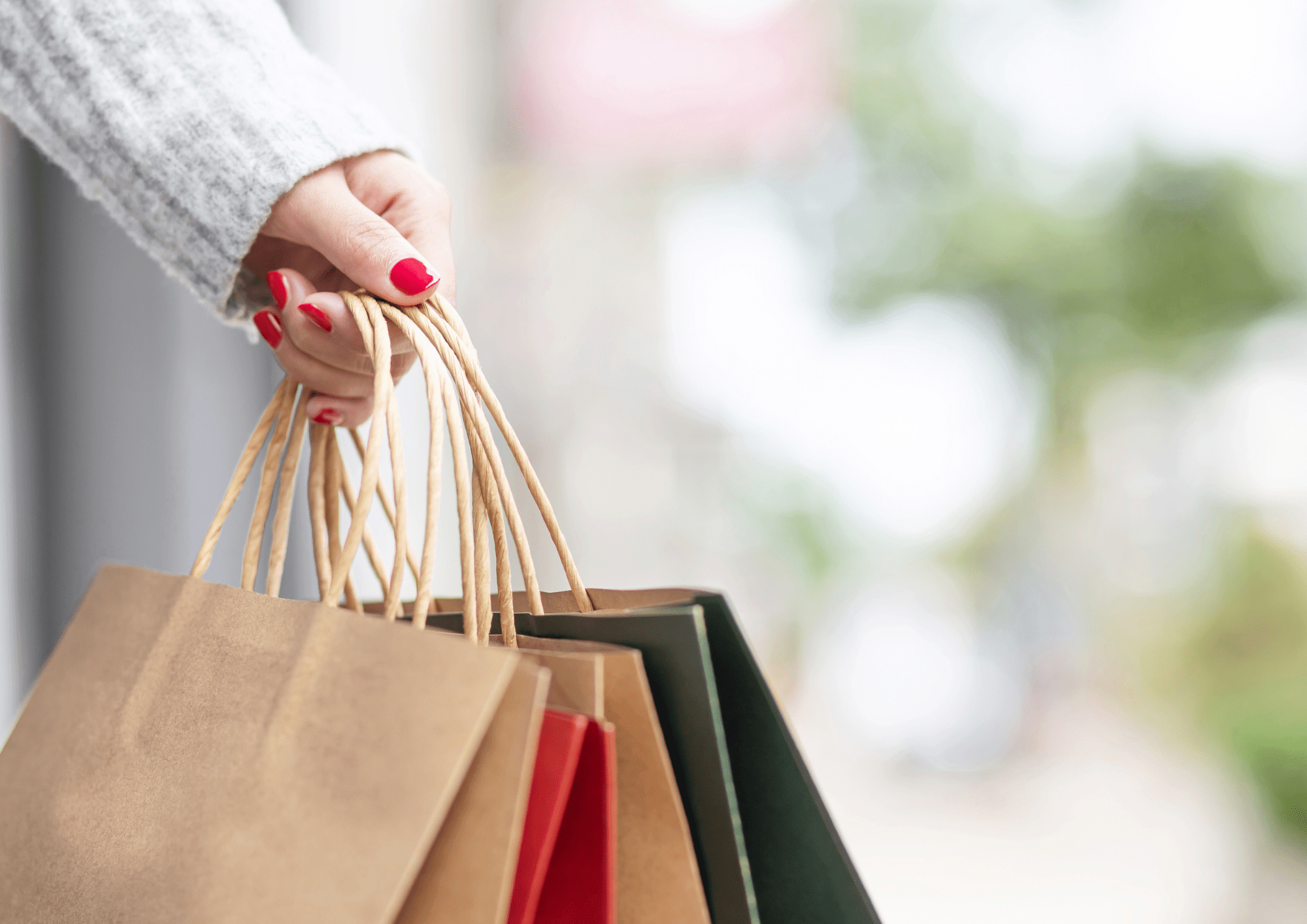 Persona con bolsas de compra en de la zona comercial de Sabadell