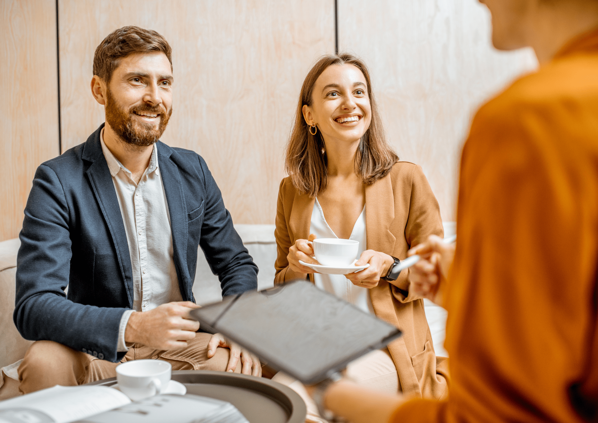Pareja siendo asesorada por agente inmobiliaria 