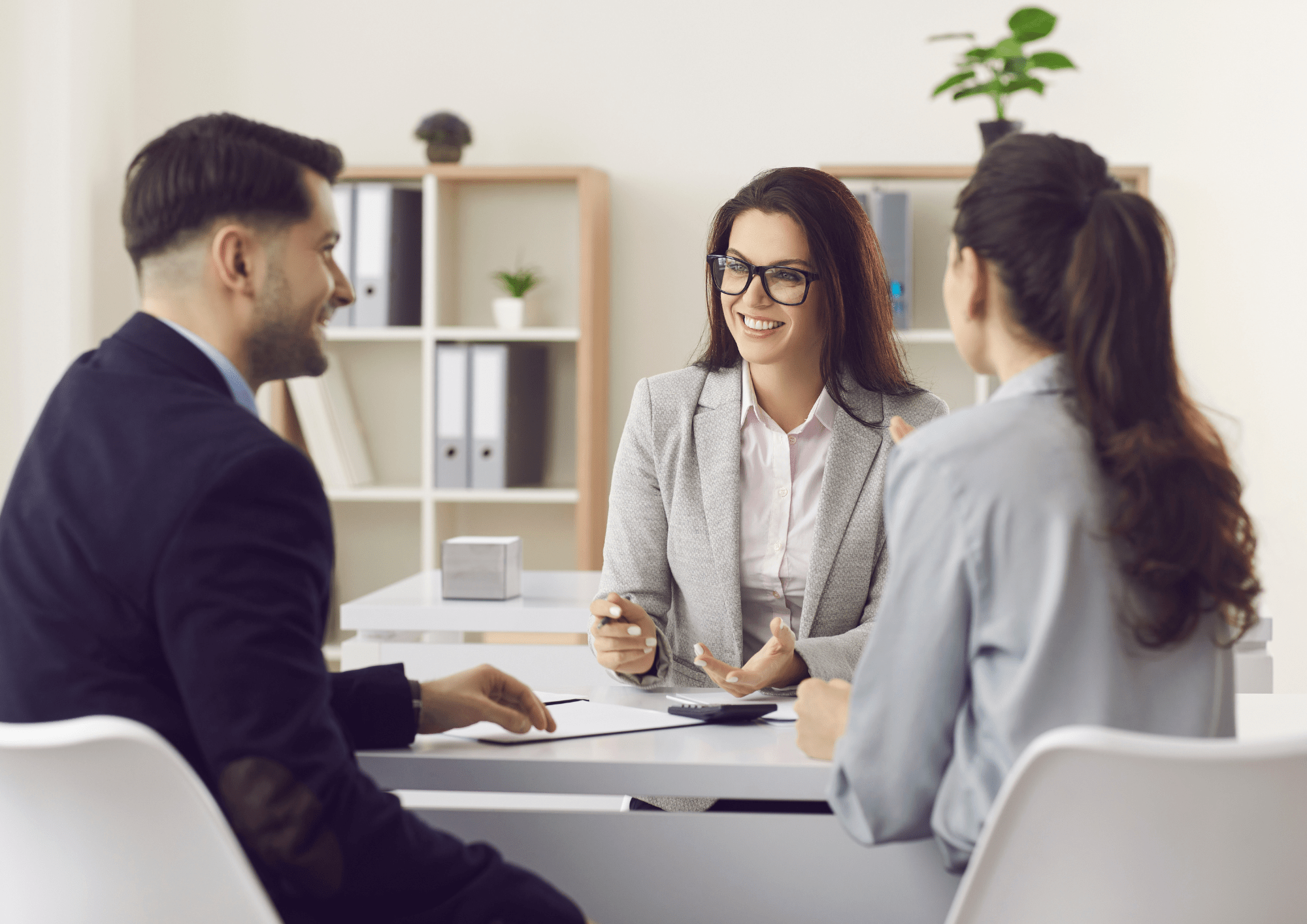 Agente inmobiliaria equipada con la capacidad y el poder para negociar contratos.