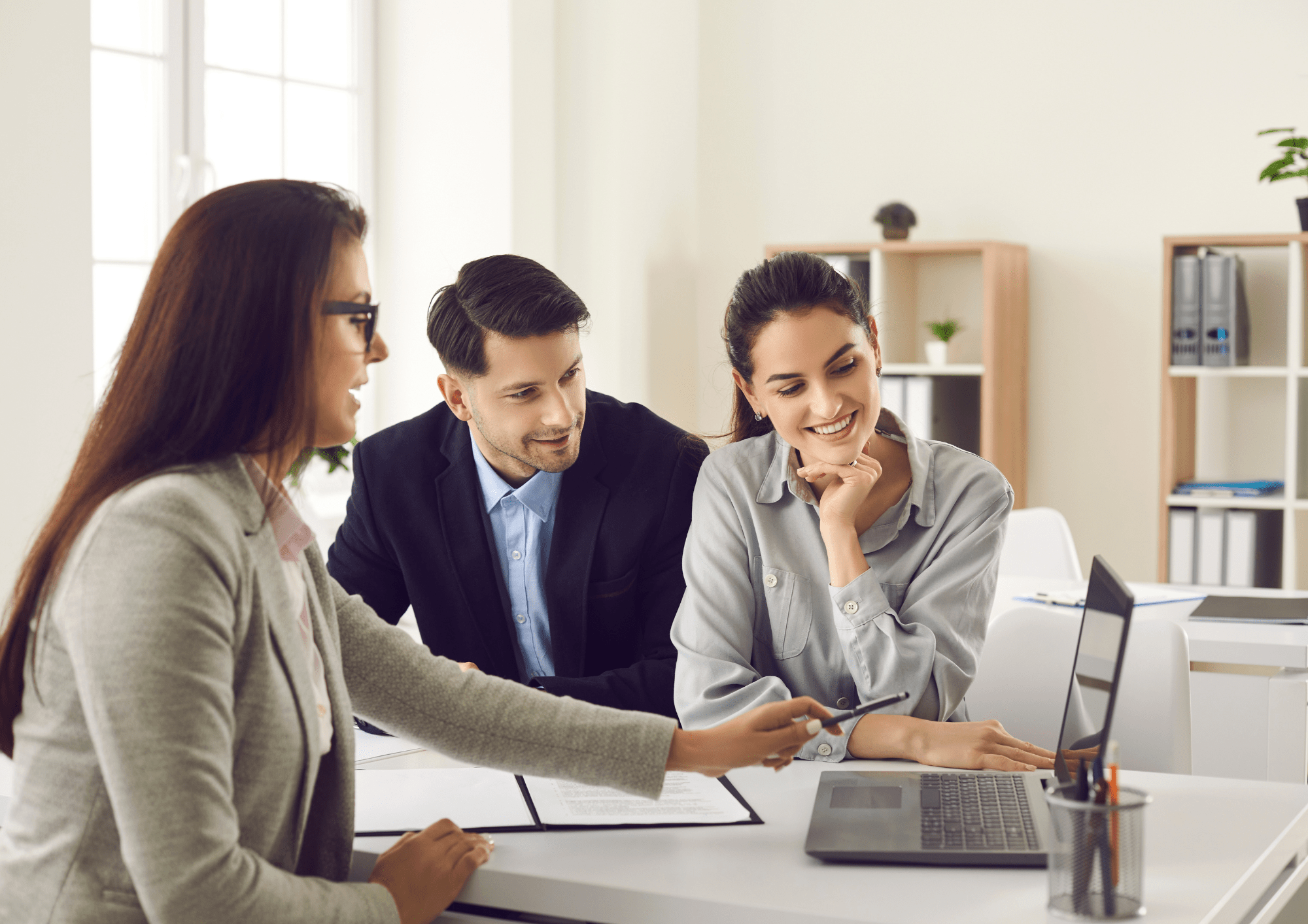 Agente inmobiliaria explicando varios puntos de la posible venta