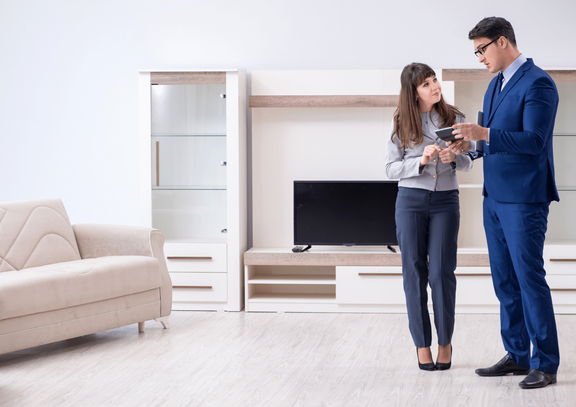 Agente inmobiliario explicando diferentes puntos para la venta de su casa