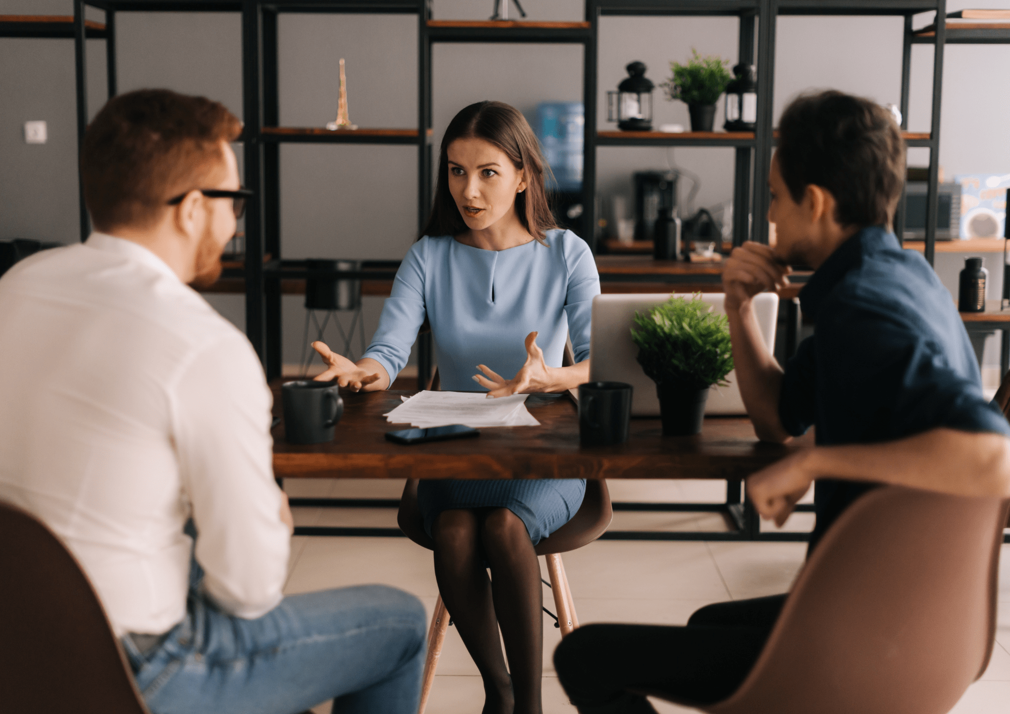Agente inmobiliaria explicando a compradores en Sabadell