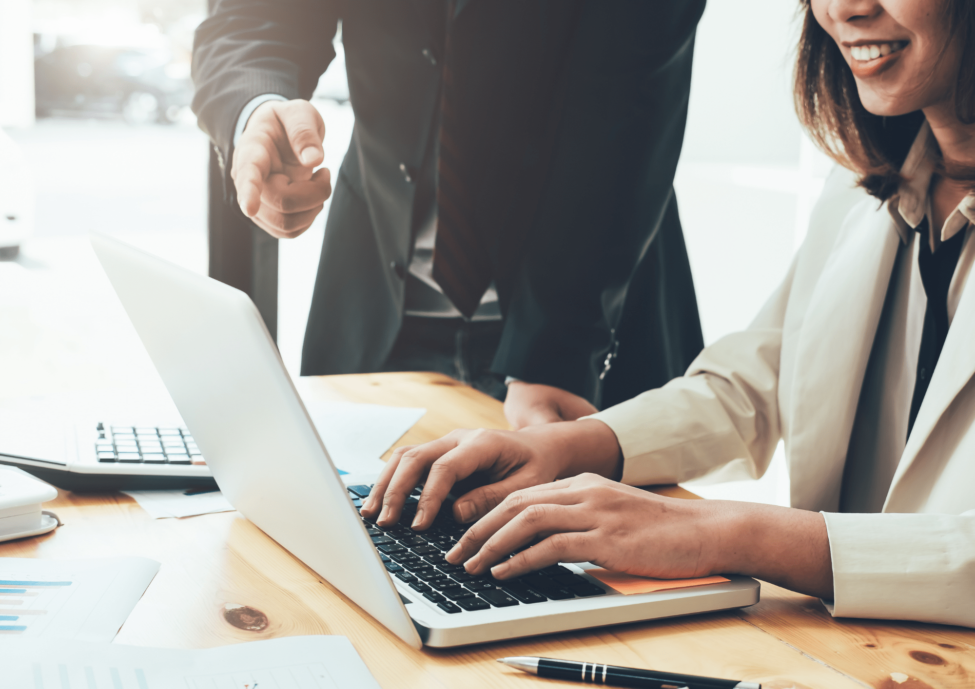 Agente inmobiliaria ocupándose de todas las gestiones de sus clientes