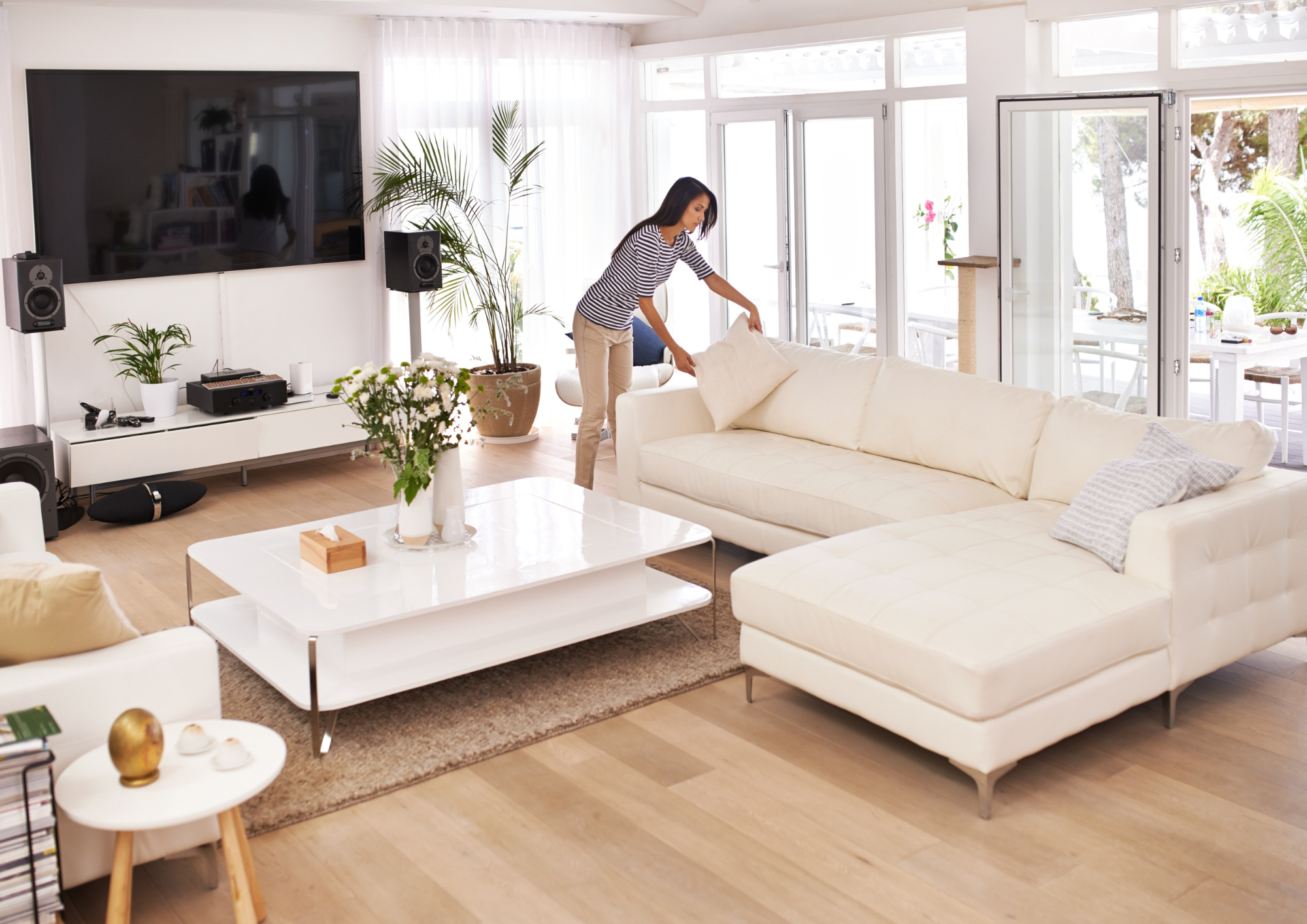 Persona limpiando su casa para su venta