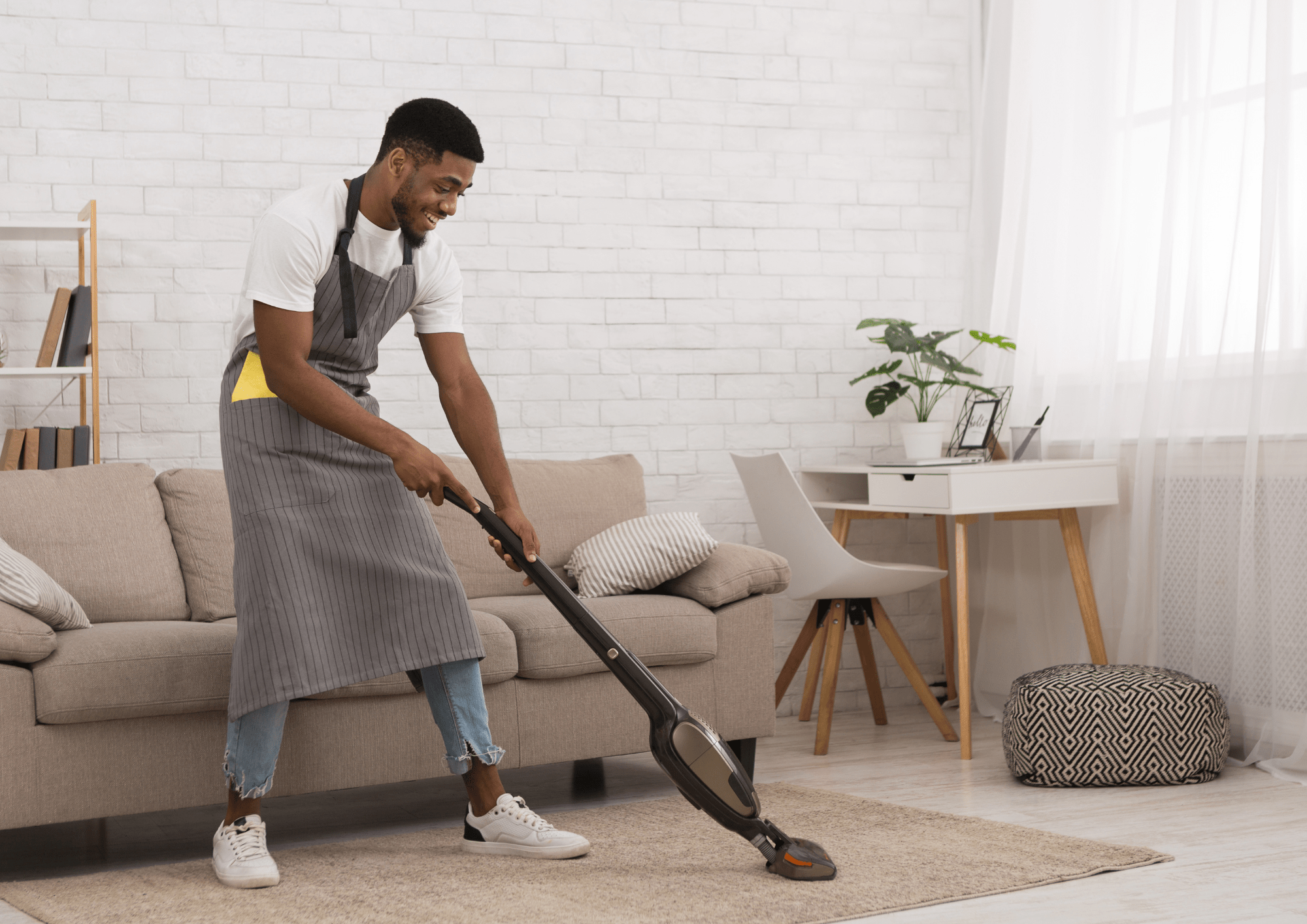 Hombre limpiando su casa para la visita de compradores