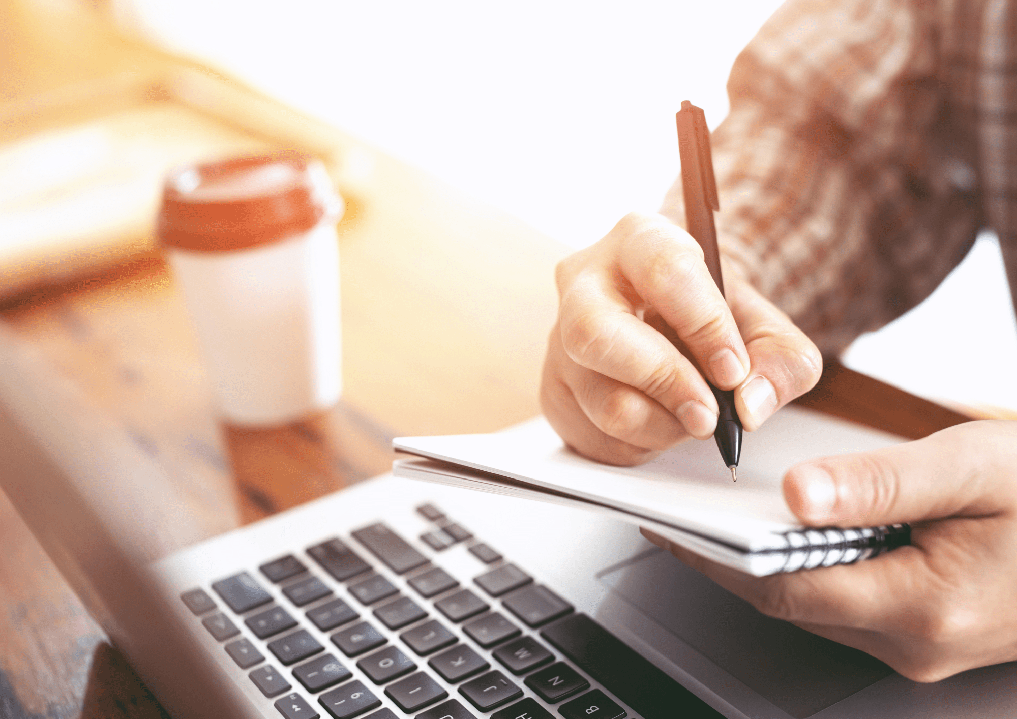 Persona estudiando las diferentes estadísticas de venta de pisos